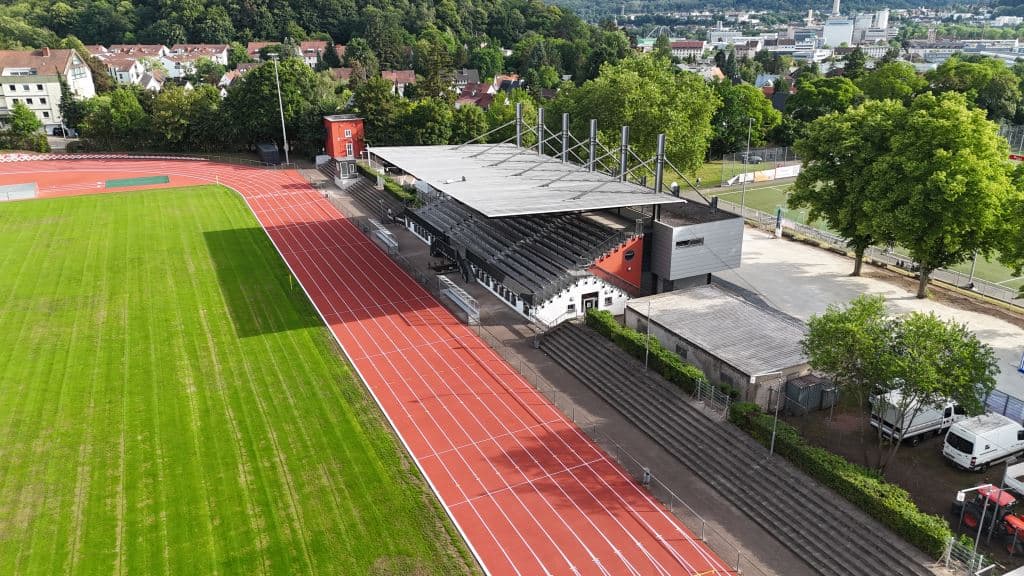 Neue rote Laufbahn und Tribüne im Stadion Kieselhumes aus der Luft