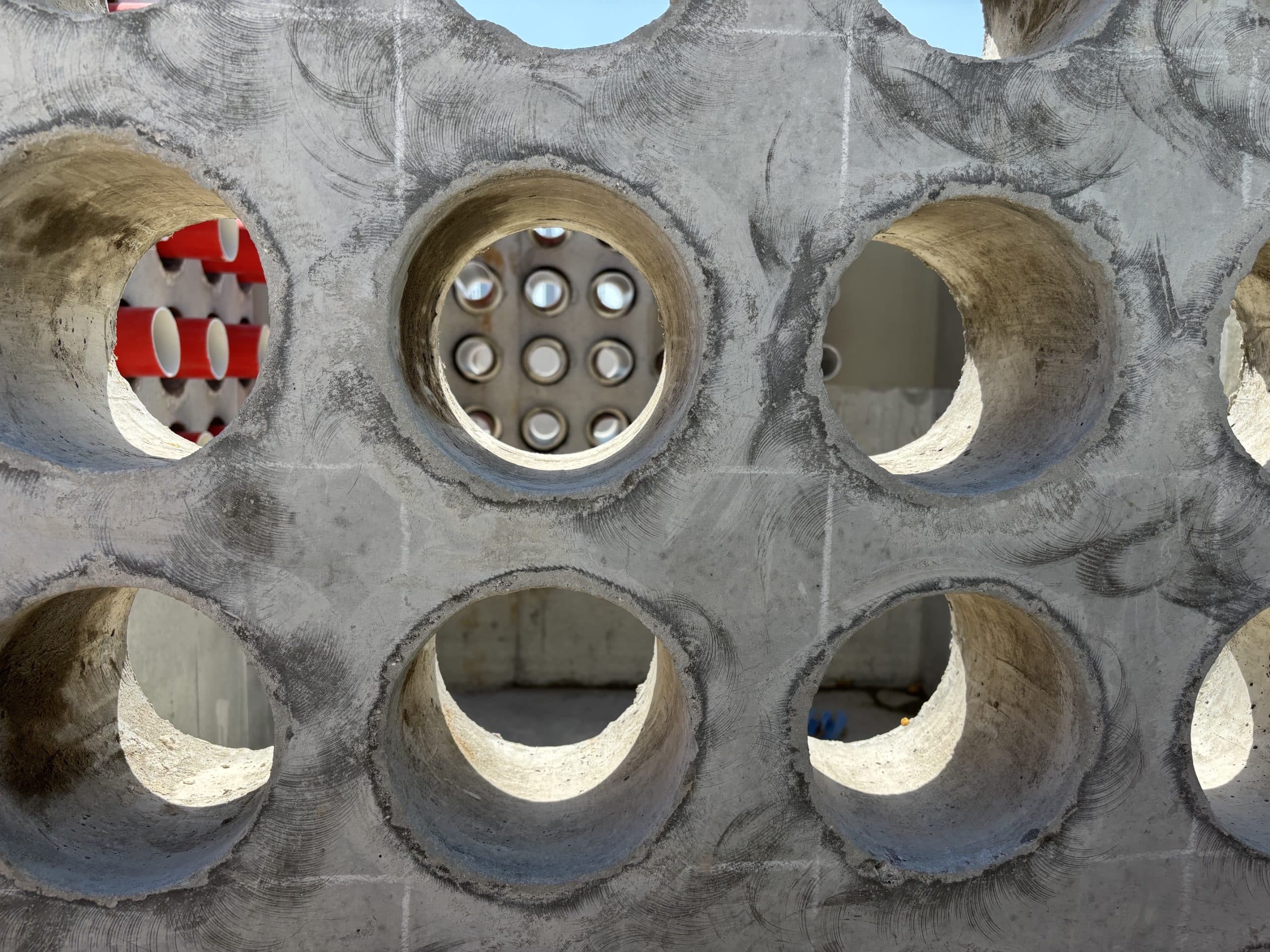 Betonwand mit runden Durchführungen für Leerrohre auf der Baustelle des Großrechenzentrums Hanau