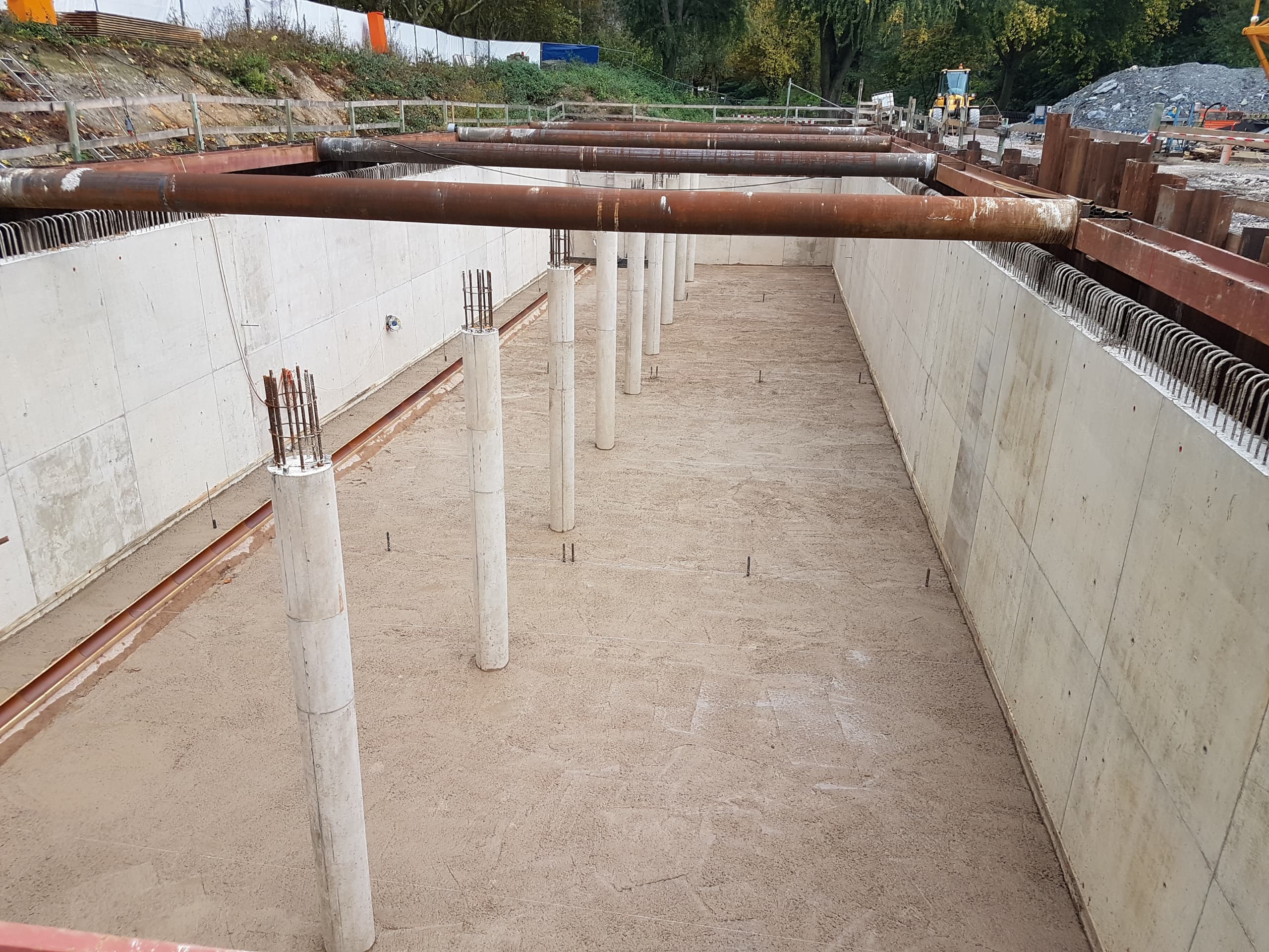 Offenes Regenüberlaufbecken aus Ortbeton mit Stützen in der Baugrube