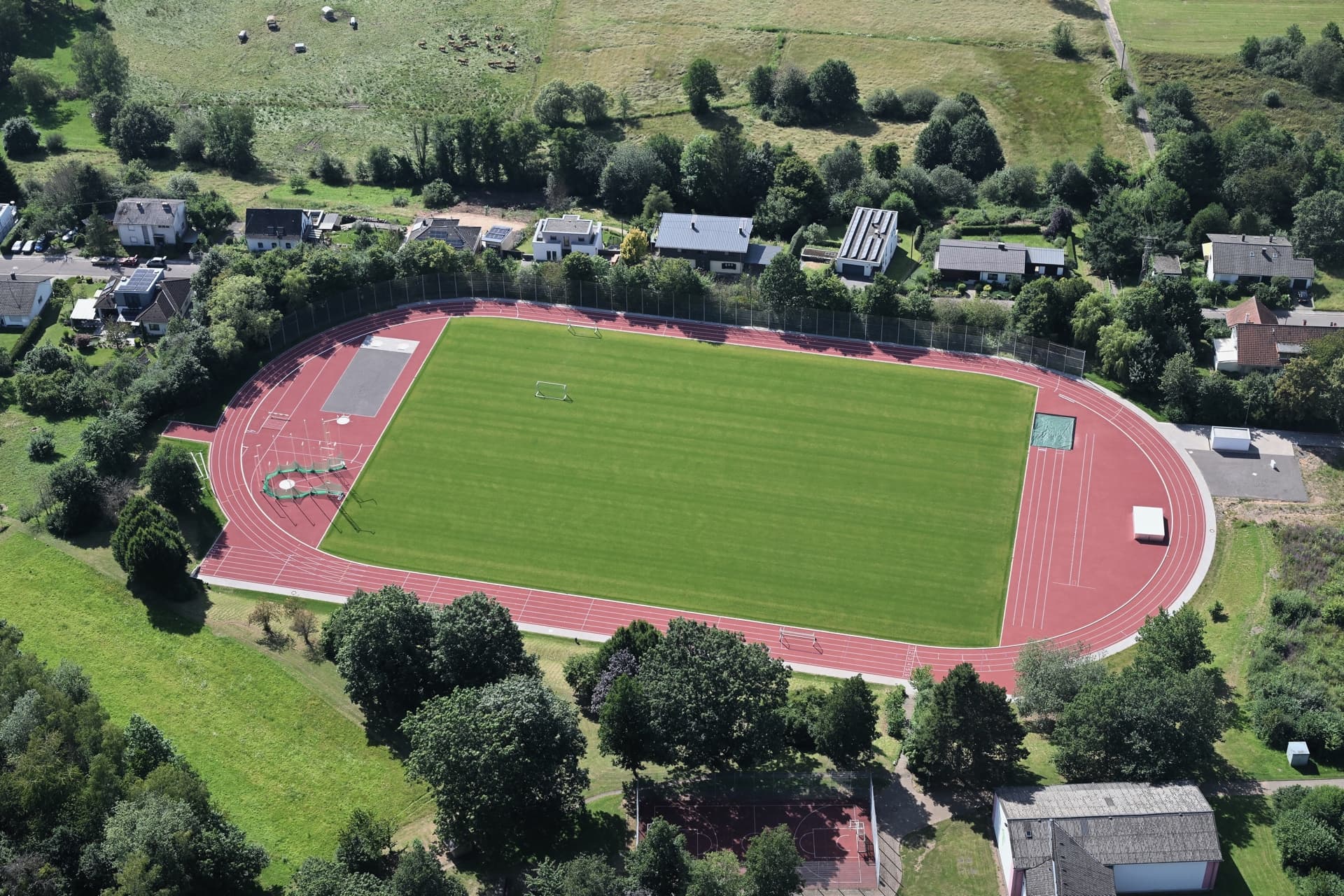 Umbau einer Sportanlage zu einer Leichtathletikanlage, Wadern