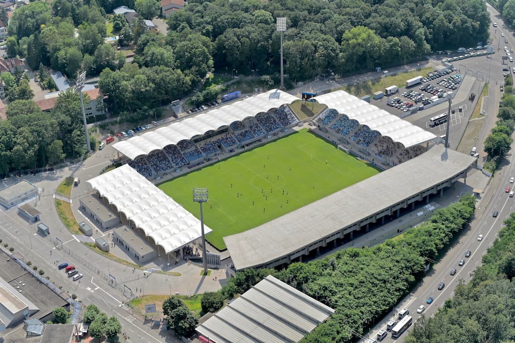 Luftbild des Ludwigsparkstadions in Saarbrücken mit vier überdachten Tribünen