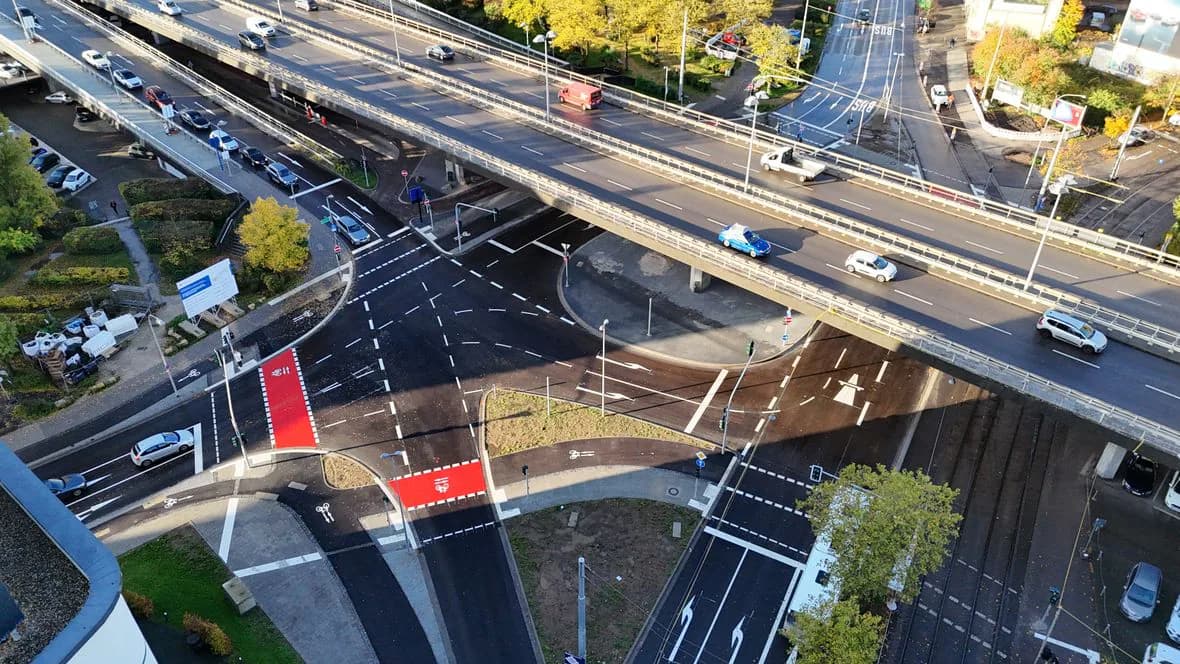 Fertiggestellter Kreisverkehr unter der Westspange