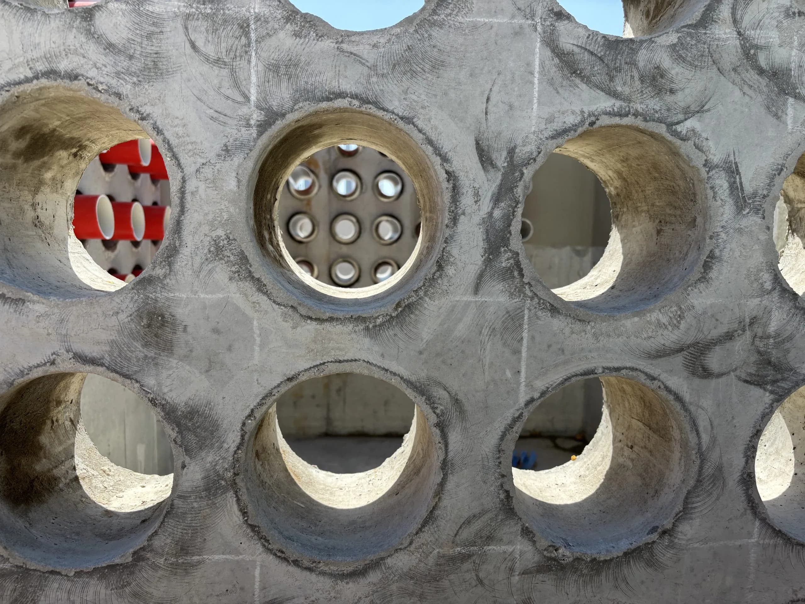Betonfertigteile für die Kanalisation auf der Baustelle in Hanau