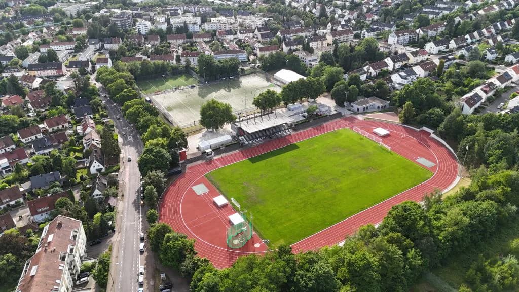 Saniertes Stadion Kieselhumes mit acht Rundlaufbahnen aus der Luft